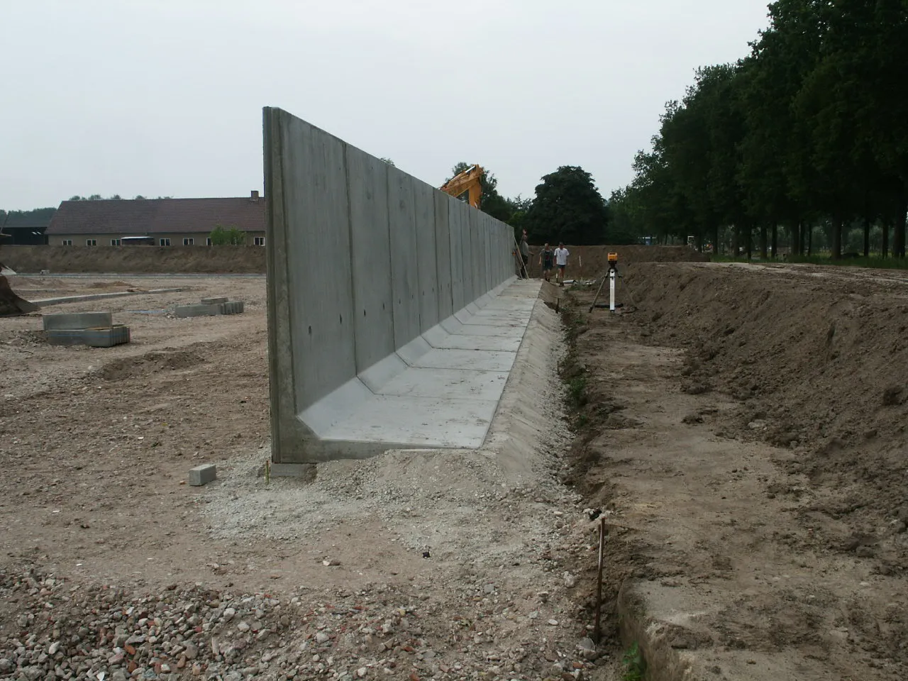 Plaatsing betonnen keerwanden op bouwlocatie