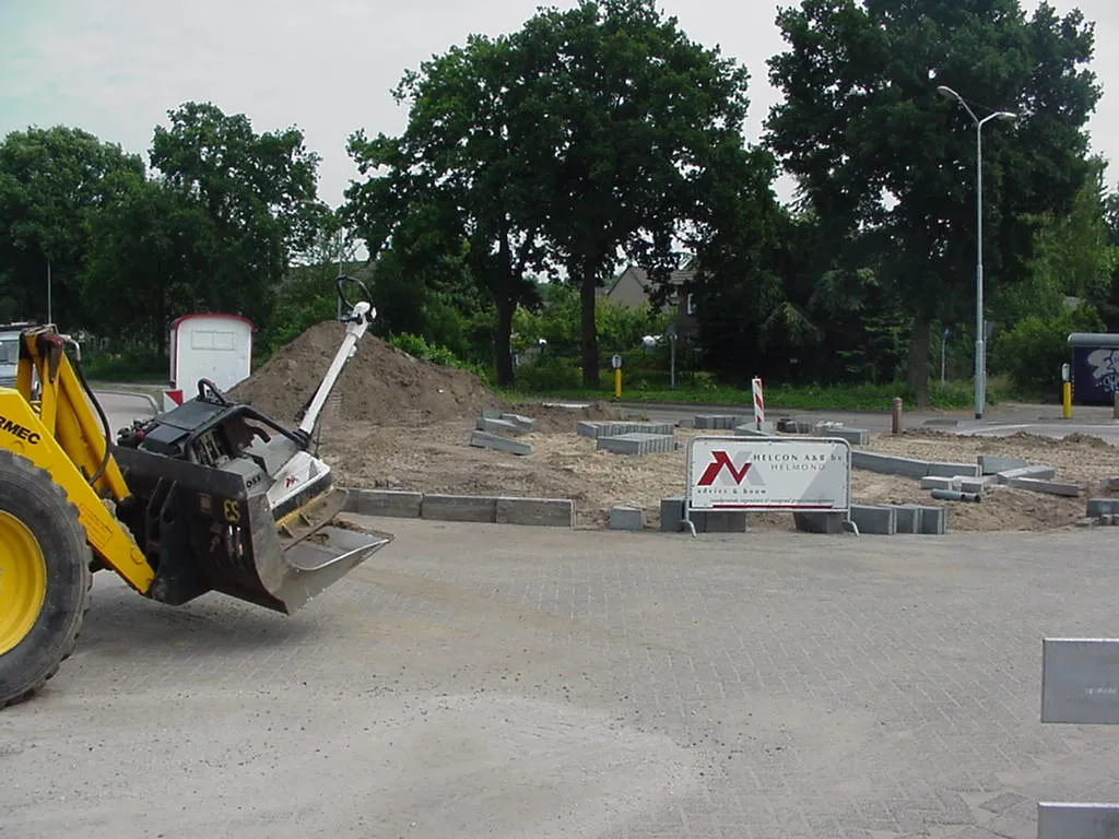 Helcon bouwproject met graafmachine en medewerkers aan het werk