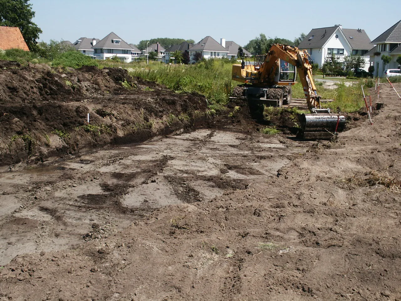 Graafmachine bij grondwerkzaamheden in woonwijk
