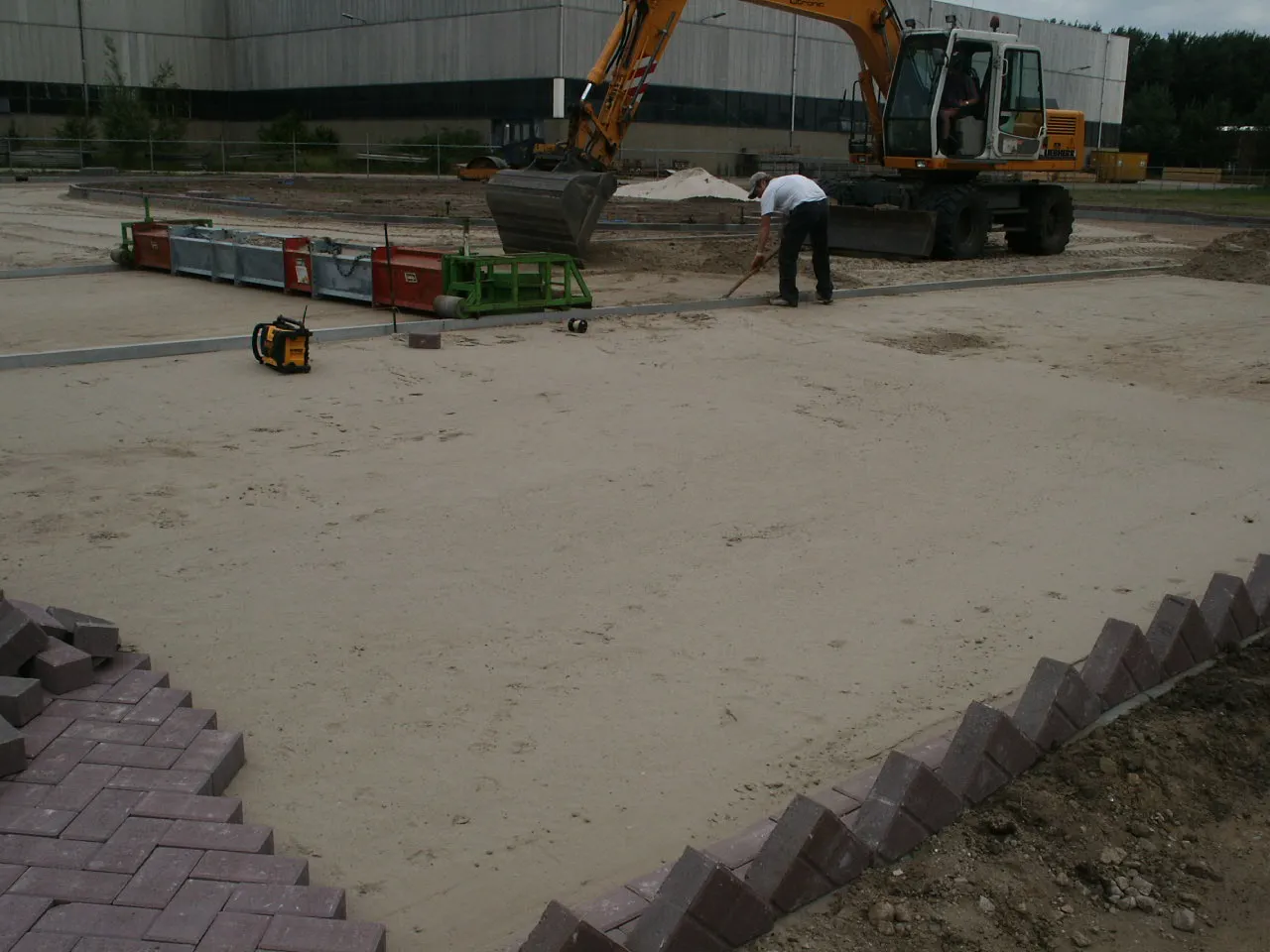 Stratenmakers leggen bestrating met machines